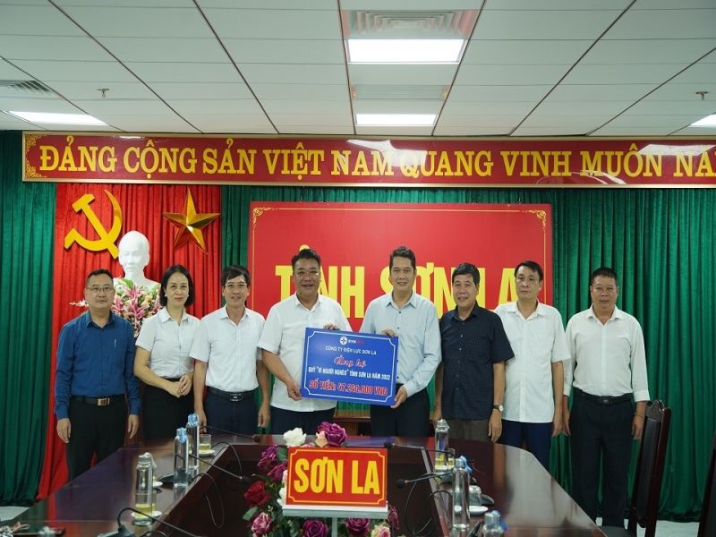 Lãnh đạo PC Sơn La trao biểu trưng số tiền ủng hộ cho đại diện Mặt trận Tổ quốc Việt Nam tỉnh Sơn La