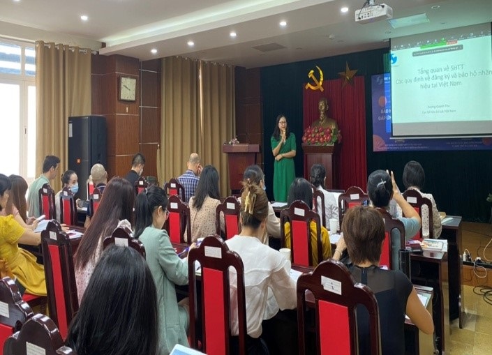 Các báo cáo viên chia sẻ thông tin về Chương trình THQG Việt Nam và các vấn đề sở hữu trí tuệ