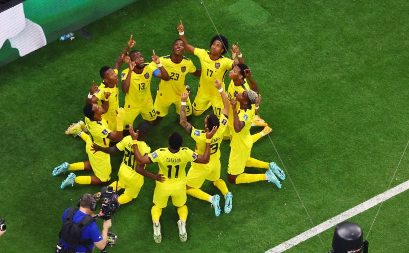 Màn ăn mừng đầy cảm xúc của các cầu thủ Ecuador. Ảnh: Reuters