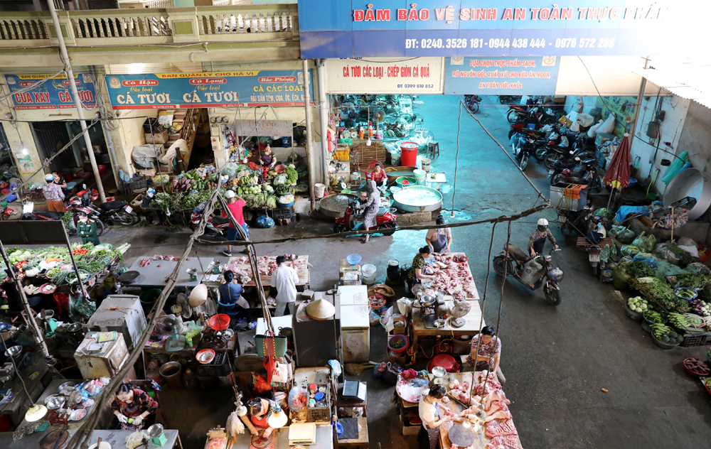 Các quầy hàng trong chợ Hà Vị được sắp xếp ngăn nắp, hợp vệ sinh