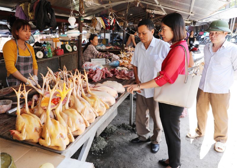 Đại diện Ban Quản lý chợ Mọc và Phòng Kinh tế - Hạ tầng huyện Tân Yên tỉnh Bắc Giang kiểm tra một số quầy hàng bán thực phẩm tại chợ.