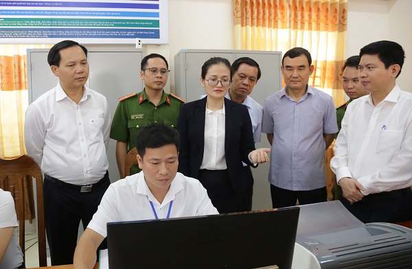 Phó Tổng Giám đốc BHXH Việt Nam Chu Mạnh Sinh (ngoài cùng bên trái) chứng kiến thí điểm triển khai dịch vụ công liên thông
