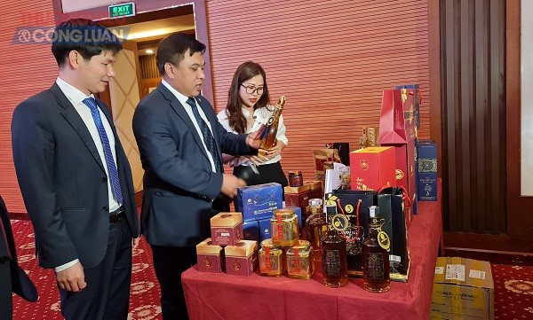 Đại biểu tham quan gian hàng trưng bày và giới thiệu sản phẩm tại điểm cầu tỉnh Lào Cai.