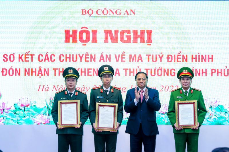 Thủ tướng Phạm Minh Chính trao thư khen cho các tập thể có thành tích xuất sắc trong các chuyên án về ma tuý