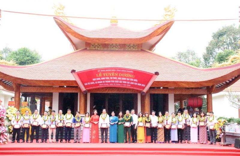 Bà Trần Tuệ Hiền, Chủ tịch UBND tỉnh Bình Phước trao bằng khen cho các em học sinh