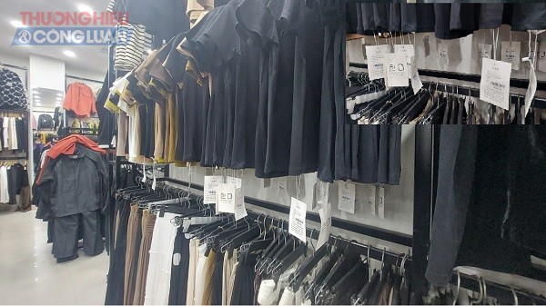 Khu bày bán quần áo tại shop 1 giá Long Nguyên