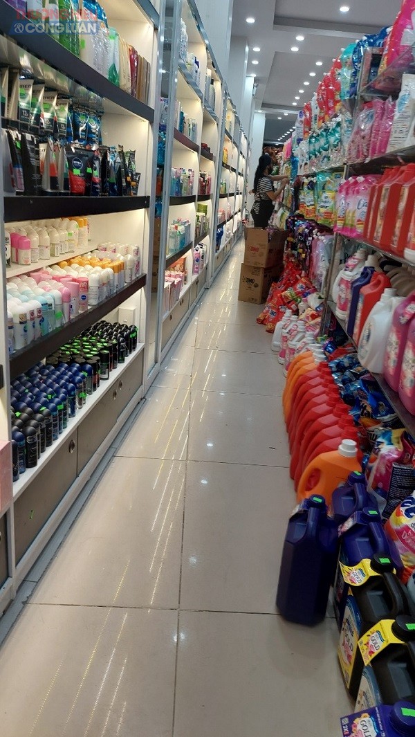 Khu vực bày bán hóa mỹ phẩm tại shop 1 giá Long Nguyên
