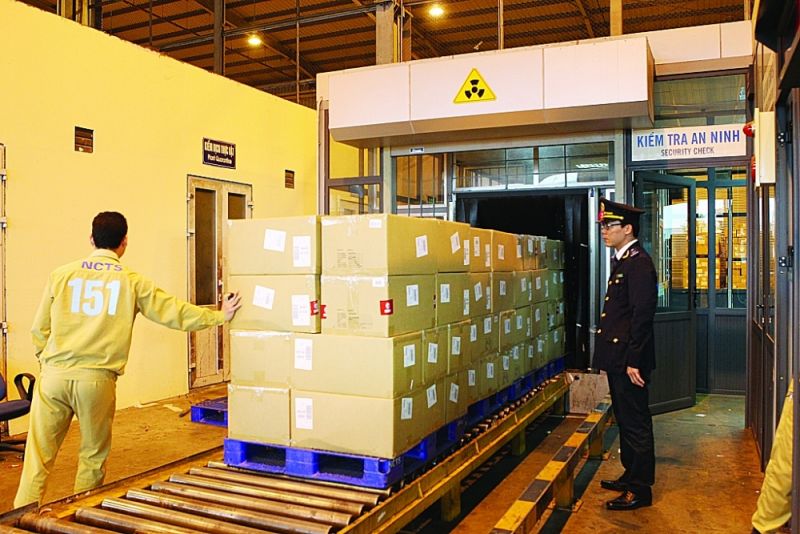 Hàng hóa nhập khẩu được kiểm tra qua máy soi tại kho hàng hóa của Sân bay Nội Bài. Ảnh TKTS