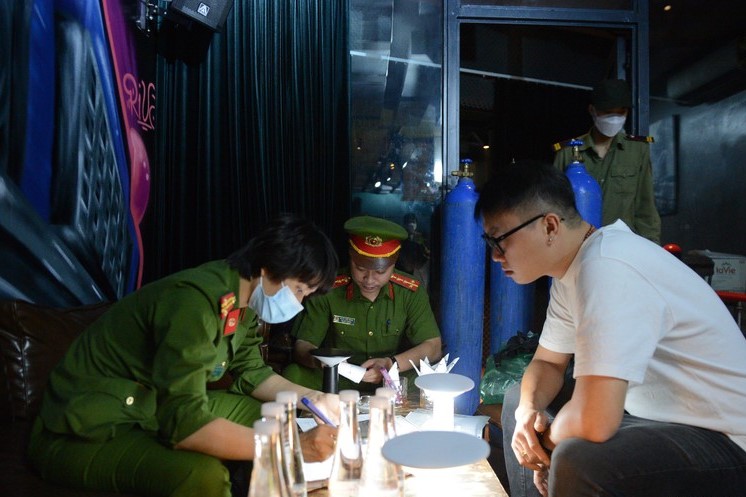 Hà Nội: Thu giữ 03 bình khí cười tại một cơ sở mới khai trương