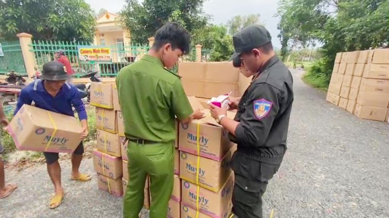 Phát hiện xe tải vận chuyển lượng lớn hàng hóa không rõ nguồn gốc