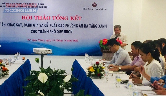Ông Huỳnh Quang Vinh (đứng trong cùng) phát biểu tại Hội thảo.