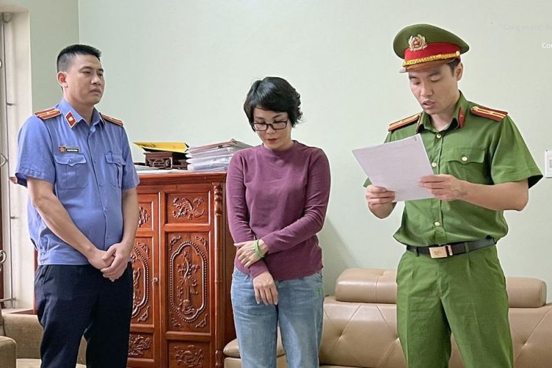 Cơ quan Cảnh sát điều tra Công an tỉnh Bắc Giang thực hiện các thủ tục tố tụng đối với bị can Dương Thị Nga (đứng giữa)