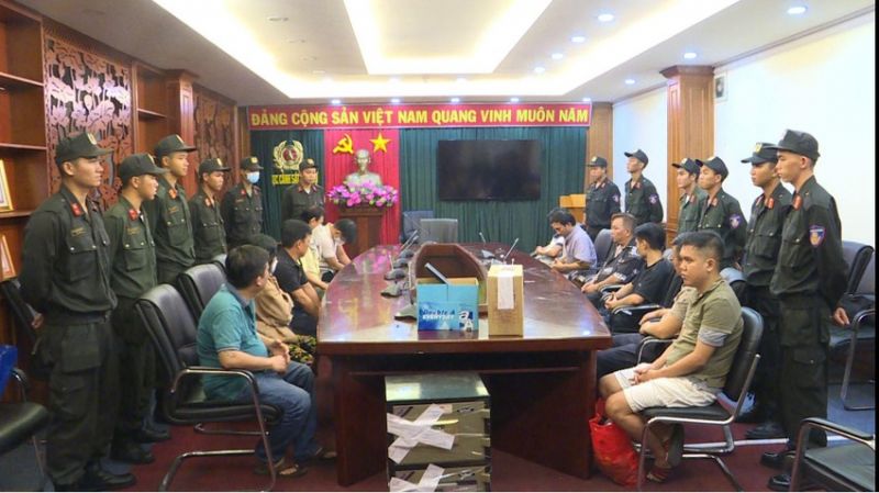 Bộ Công an ập vào 14 địa điểm ở TP. HCM, Đồng Nai bắt giữ nhiều đối tượng trong đường dây đánh bạc. Ảnh CA