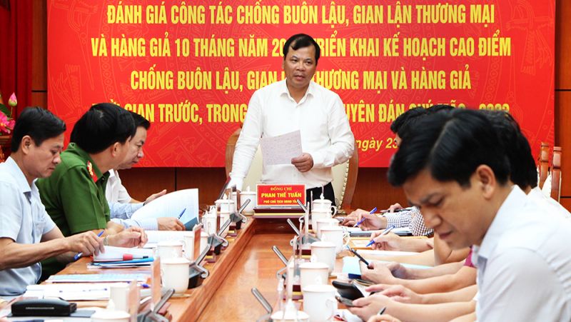 Ông Phan Thế Tuấn, Phó Chủ tịch UBND tỉnh, Trưởng Ban chỉ đạo phòng, chống buôn lậu, gian lận thương mại và hàng giả (BCĐ 389) tỉnh Bắc Giang phát biểu tại hội nghị