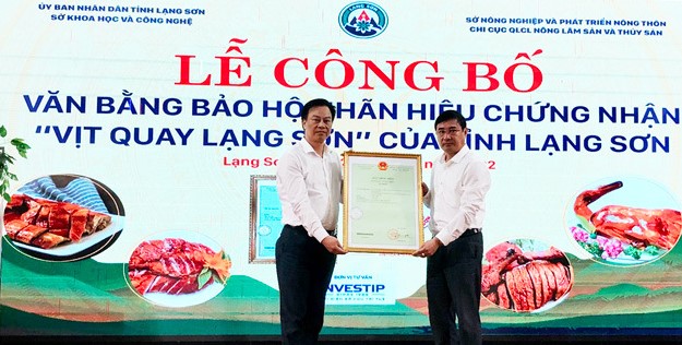 Ông Trần Quốc Anh, Phó Giám đốc Sở Khoa học và Công nghệ Lạng Sơn trao văn bằng chứng nhận nhãn hiệu cho đại diện Chi Cục Quản lý chất lượng nông lâm sản và thủy sản Lạng Sơn