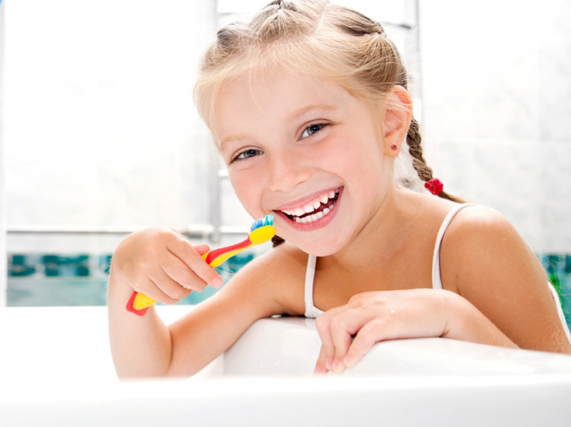 Vệ sinh răng miệng sạch sẽ giúp trẻ cải thiện tình trạng hôi miệng
