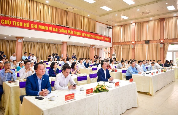 Phó Tổng Giám đốc Vietcombank Nguyễn Việt Cường (hàng đầu, ngoài cùng bên trái) tham dự chương trình