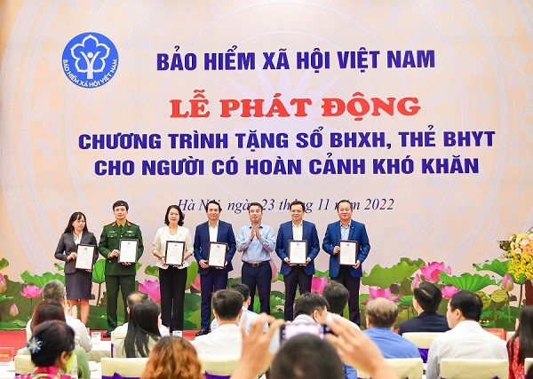 Phó Tổng Giám đốc Vietcombank Nguyễn Việt Cường (ngoài cùng bên phải) chụp ảnh lưu niệm cùng các đơn vị tham gia chương trình