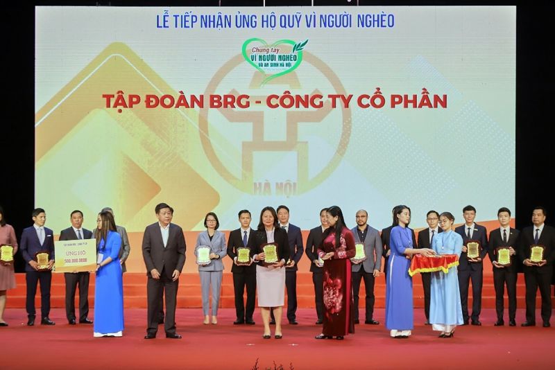 Đại diện Tập đoàn BRG ủng hộ 500 triệu đồng cho Quỹ vì người nghèo thành phố Hà Nội năm 2022