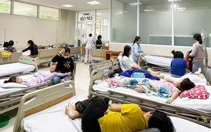Học sinh trường Ishcool Nha Trang bị ngộ độc thực phẩm điều trị tại Bệnh viện 22/12. Ảnh: VNE