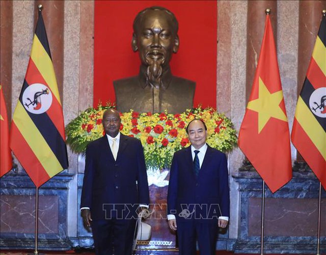 Chủ tịch nước Nguyễn Xuân Phúc đón Tổng thống Uganda Yoweri Kaguta Museve . Ảnh TTXVN