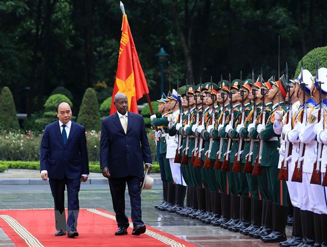 Chủ tịch nước Nguyễn Xuân Phúc và Tổng thống Uganda Yoweri Kaguta Museve duyệt Đội danh dự Quân đội nhân dân Việt Nam. Ảnh TTXVN