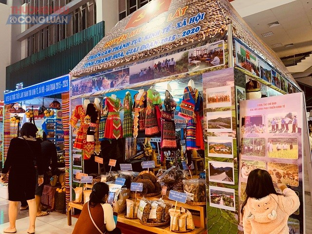 Gian hàng trưng bày thành tựu phát triển kinh tế- xã hội huyện Thường Xuân tại Hội chợ - triển lãm thành tựu kinh tế - xã hội tỉnh Thanh Hóa giai đoạn 2015-2020.