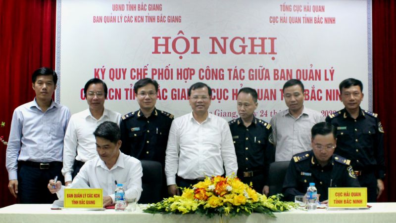 Ông Phan Thế Tuấn và các đại biểu chứng kiến lễ ký quy chế phối hợp
