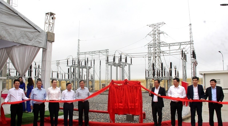 Các đại biểu thực hiện nghi lễ gắn biển công trình Đường dây 110 kV Bỉm Sơn - Nga Sơn và trạm biến áp 110 kV Nga Sơn.