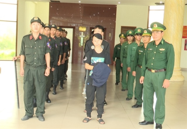 Lực lượng chuyên án bàn giao các đối tượng liên quan cho công an tỉnh Quảng Trị tiếp tục điều tra, xử lý theo pháp luật. Ảnh: M.Hùng