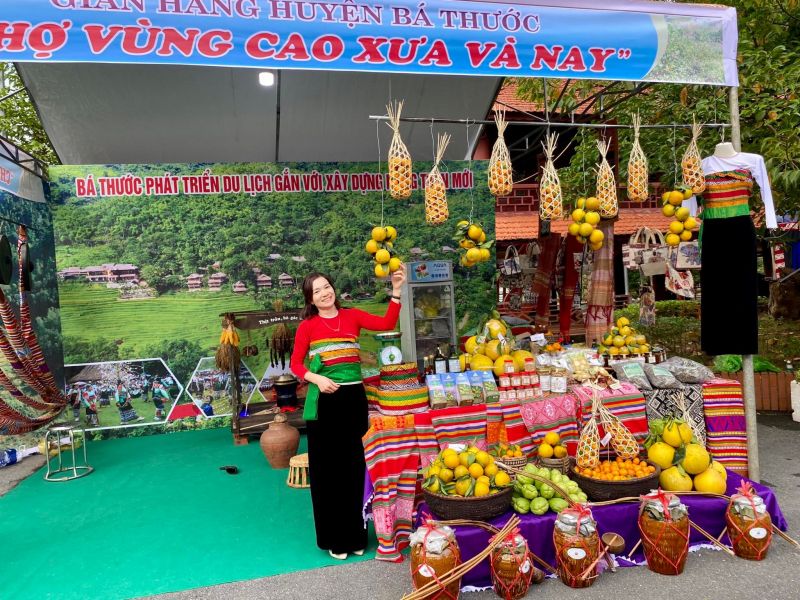 Gian hàng bán các nông sản đặc trưng huyện miền núi Bá Thước tại Phiên chợ Vùng cao