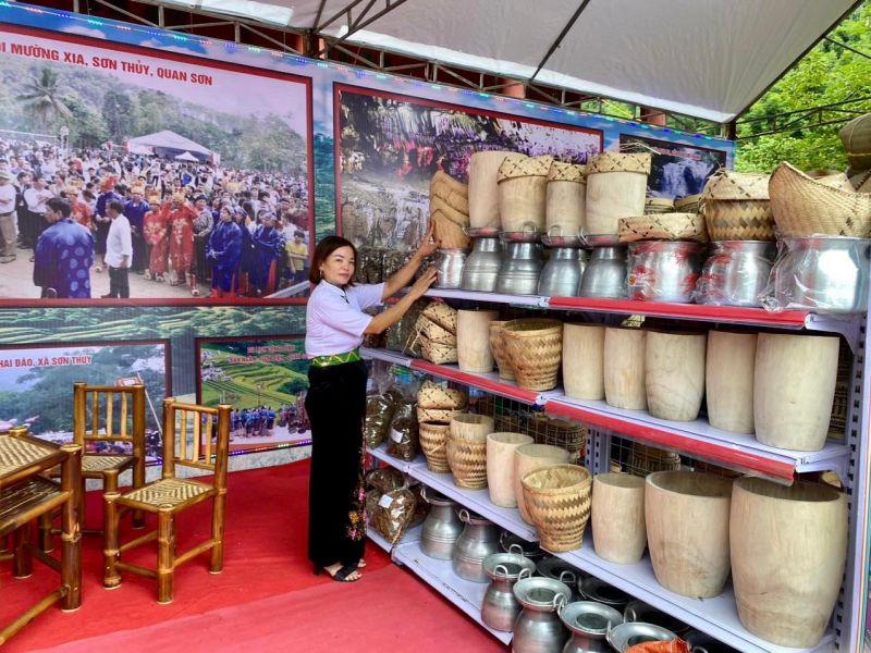 Gian hàng trưng bày, giới thiệu nhiều sản phẩm độc đáo của huyện miền núi Quan Sơn