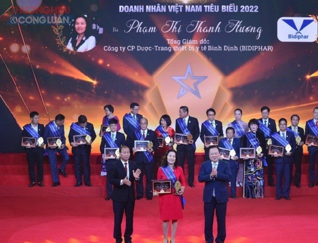 Bà Phạm Thị Thanh Hương (đứng giữa hàng đầu) được vinh danh “Doanh nhân Việt Nam tiêu biểu – 2022”.