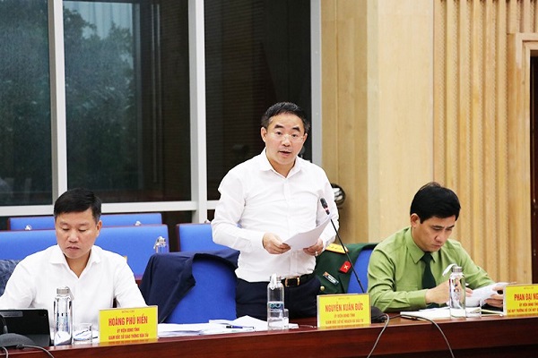 Ông Nguyễn Xuân Đức, Giám đốc Sở KH&ĐT tỉnh Nghệ An báo cáo tình hình phát triển kinh tế - xã hội năm 2022; định hương phát triển kinh tế - xã hội năm 2023