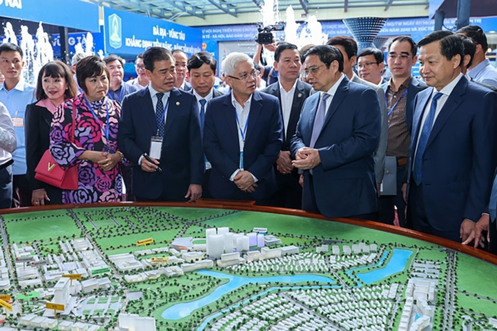 Thủ tướng xem không gian quy hoạch thành phố mới Bình Dương. Ảnh VGP
