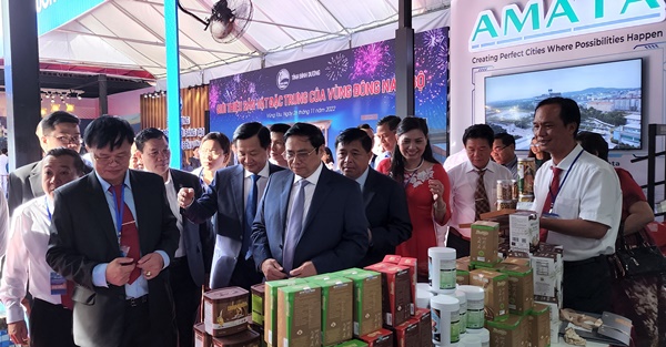 Thủ tướng Chính Phủ Phạm Minh Chính tham quan khu trưng bày các sản phẩm đặc trưng của các tỉnh, thành phố miền Đông Nam Bộ.