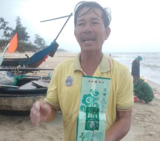 Ngư dân Quảng Trị phát hiện ma túy đá trôi dạt trên biển.
