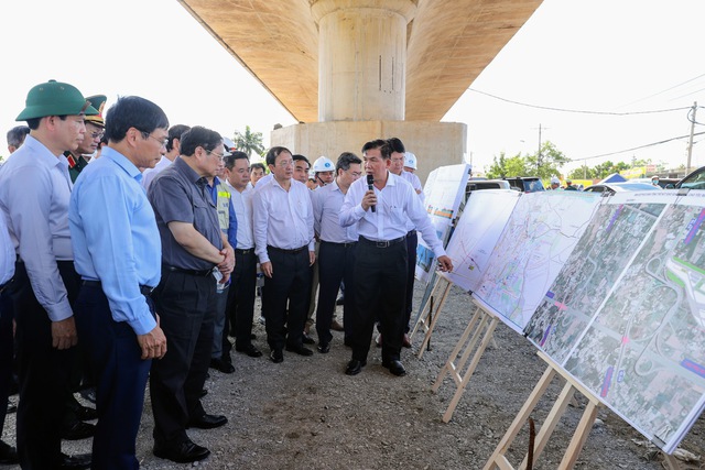 Thủ tướng đã kiểm tra tiến độ các dự án xây dựng, mở rộng Quốc lộ 50 và dự án cao tốc Bến Lức - Long Thành.
