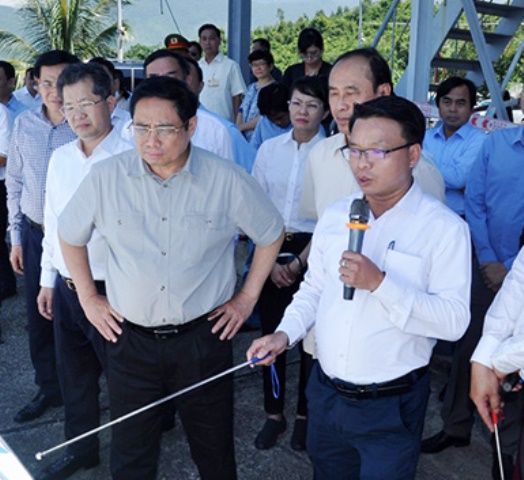 Ông Lê Thành Hưng, Giám đốc BQL các dự án đầu tư cơ sở hạ tầng ưu tiên Đà Nẵng báo cáo với Thủ tướng Chính phủ Phạm Minh Chính về dự án đầu tư xây dựng Cảng Liên Chiểu.