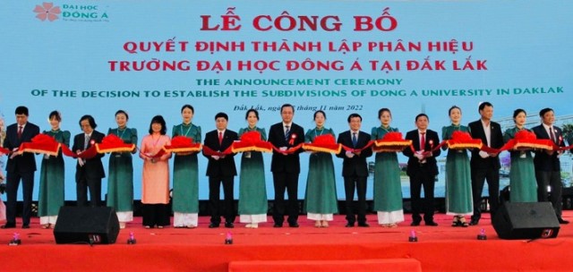 Thứ trưởng Bộ GD&ĐT Nguyễn Văn Phúc và các đại biểu cắt Băng khánh thành phân hiệu trường Đại học Đông Á tại tỉnh Đắk Lắk