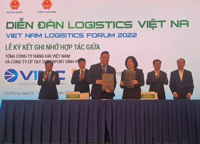 Đại diện T&Y SuperPort Vĩnh Phúc (bên phải) và Tổng Công ty Hàng hải Việt Nam ký kết Biên bản ghi nhớ hợp tác