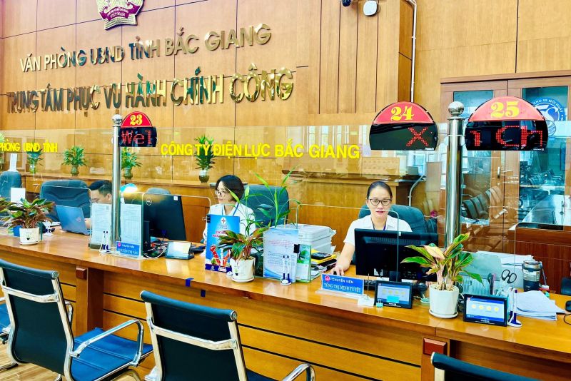 Giao dịch viên Công ty Điện lực Bắc Giang tiếp nhận yêu cầu của khách hàng tại Trung tâm Phục vụ hành chính công Tỉnh