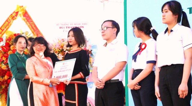 TS. Nguyễn Thị Anh Đào - Hiệu trưởng Đại học Đông Á trao học bổng cho các em học sinh THPT vượt khó học giỏi tại Tây Nguyên