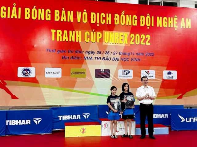 Ban tổ chức trao giải cho 2 nữ vận động viên triển vọng Hoàng Thị Minh Châu và Nguyễn Thị Linh Đan.