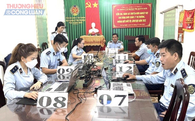 Các thí sinh là công chức không giữ chức vụ lãnh đạo tại các Phòng chuyên môn, các Đội QLTT trực thuộc Cục QLTT tỉnh Quảng Ngãi đang thực hiện bài kiểm tra.