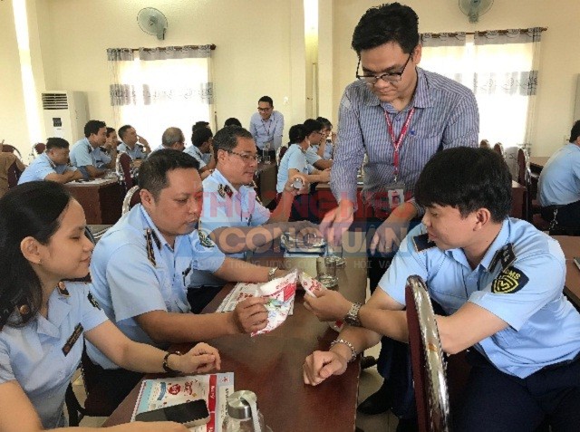 Chuyên gia Công ty Ajnomoto Việt Nam (người đứng thứ 21 từ phải qua) đang hướng dẫn cán bộ, công chức Cục QLTT Phú Yên cách phân biệt Bột ngọt Ajnomoto thật, giả.