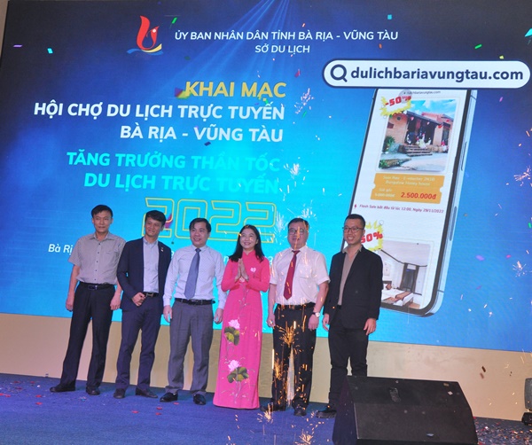 Bà Trần Thị Thu Hiền cùng các đại biểu thực hiện nghi thức khai mạc Hội chợ Du lịch trực tuyến Bà Rịa - Vũng Tàu năm 2022