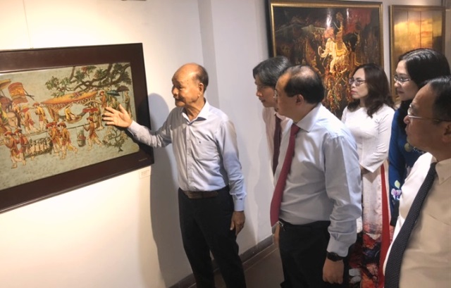 Các đại biểu tham quan gian trưng bày sản phẩm sơn mài tại triển lãm