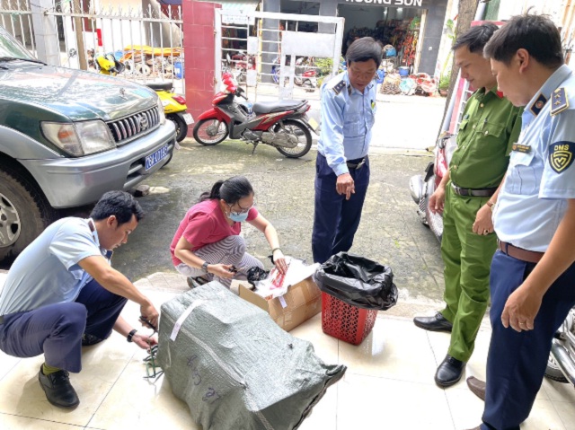 Lực lượng Đội QLTT số 01 kiểm tra lô hàng của Hộ kinh doanh Hiệu buôn Lê Công. Lực lượng Đội QLTT số 01 kiểm tra lô hàng của Hộ kinh doanh Hiệu buôn Lê Công.