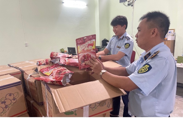 Lực lượng Đội QLTT số 1, Cục QLTT Phú Yên kiểm tra lô hầng 1.200 bì kẹo ngoại nhập vận chuyển trái phép. .